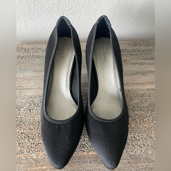 Tahari Black Toby Stretch Pumps High Heels Pointed Toe Size 9.5 Women’s Slip On - Picture 2 of 8